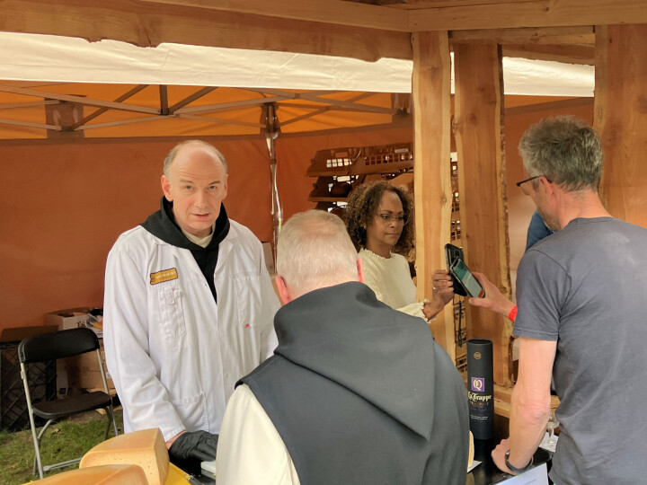 Broeder Jakobus en Kloosterwinkel-medewerkster Judith kregen tijdens de Trappistenmarkt volop klandizie bij hun stand.