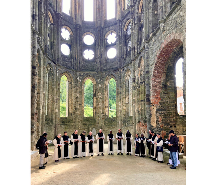 Tijdens hun uitstapje zongen de broeders van Koningshoeven in de voormalige abdijkerk van Abdij de Villers de Sext (één van de getijdengebeden gedurende de dag).
