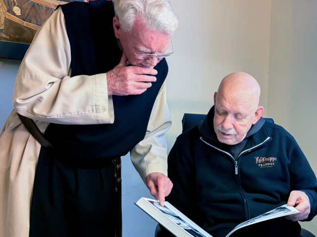 Abt Isaac (rechts) en broeder Wigbert bewonderen het voltooide fotoboek.