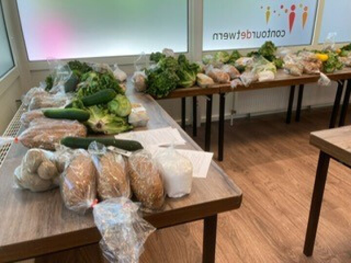 Naast allerlei gezonde ingrediënten kunnen gezinnen nu ook rekenen op brood bij Stichting Poels, vers uit eigen abdij-bakkerij.