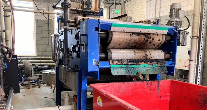 Het slib uit de Biomakerij vangen we voortaan op voor gebruik in de biomeiler. Zo zorgt onze waterzuivering indirect voor warmte in de kapel en de kamers.