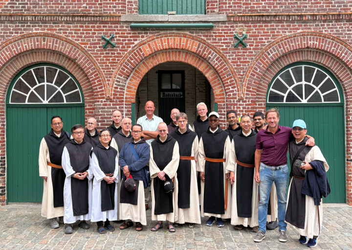 De gemeenschap van Abdij Koningshoeven, samen met Rodenbach-ambassadeurs Thijs Thijssen en Didi Decaesteker.