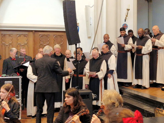 Tijdens een volledig uitverkocht Kerstconcert op 21 december in de abdijkerk brachten broeders, koren en muziekgezelschappen een sfeervol programma. De opbrengst van de kaartverkoop gaat naar de bouw van een weeshuis voor aidswezen in Kassasa, Oeganda.