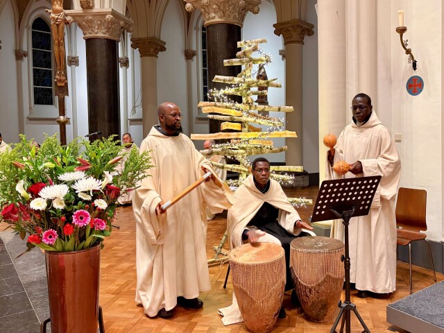 Terwijl het buiten donker was, baadde de abdijkerk in de nacht van 24 op 25 december in het licht tijdens de Kerstnachtmis. De geboorte van Jezus werd gevierd met veel zang en muziek.