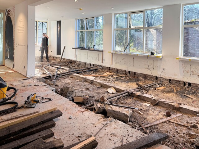 De oude vloer van de Kloosterwinkel is helemaal verwijderd…