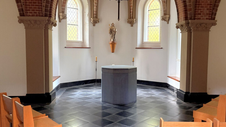 De Bernarduskapel, met het beeld van de H. Bernardus, waar we ons gelijknamige noveen houden.