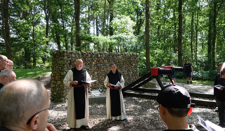 Broeders bezoeken Kamp Westerbork