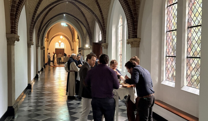 Barbecue met medewerkers en buurtbewoners