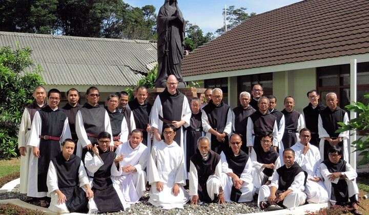 Vader Abt bezoekt kloosters Indonesië 