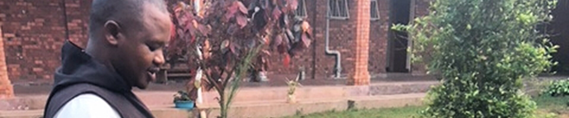 Koningshoeven verwelkomt abt Oegandees dochterhuis